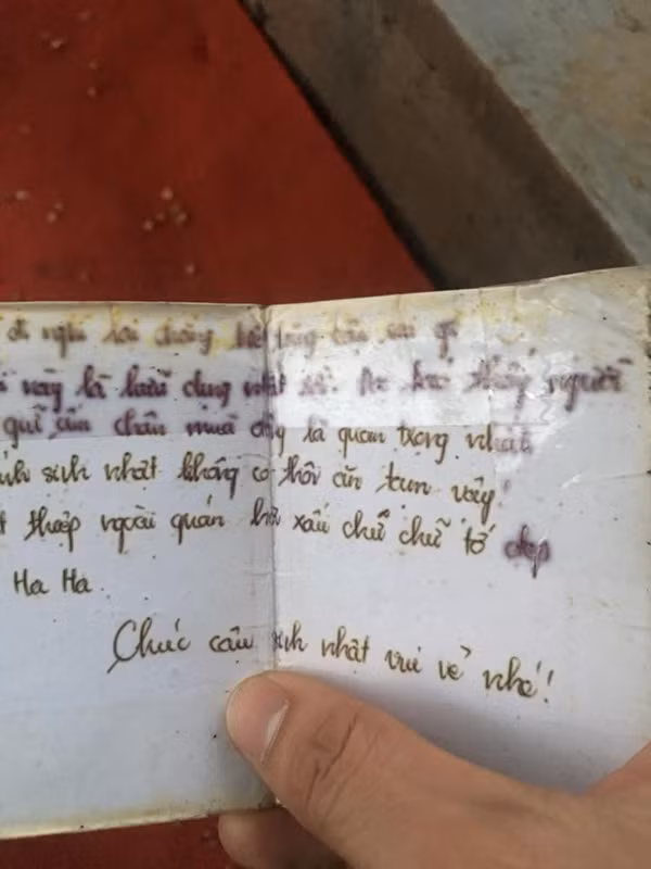 Ai trong đời cũng có cho mình người yêu cũ và họ trước khi ra đi đều để lại cho ta những món quà để làm kỉ niệm. Cũng chính vì vậy mà vừa qua, dân mạng đã dấy lên phong trào khoe kỷ vật của người yêu cũ mà mỗi người còn giữ lại.