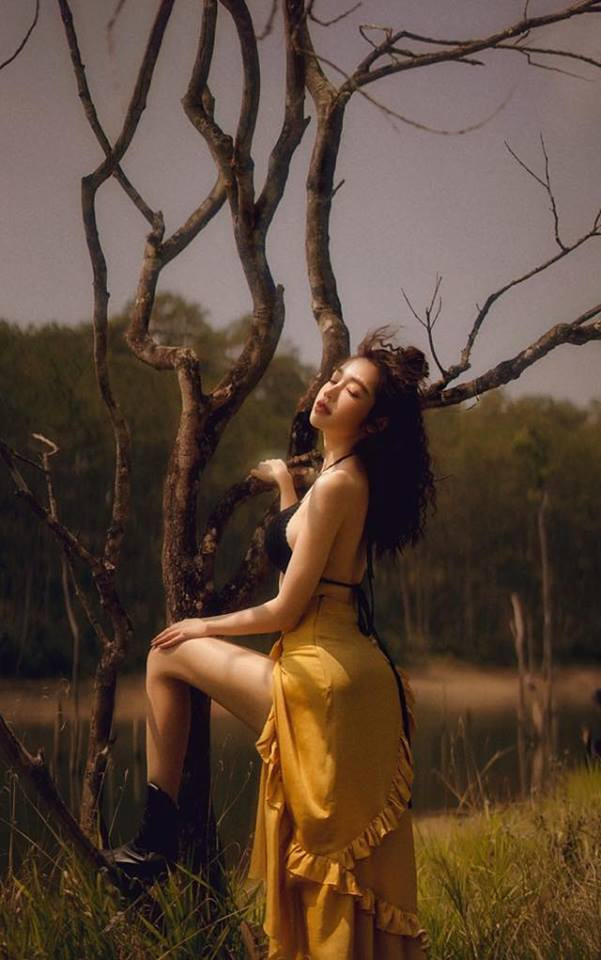 Những hình ảnh không thể chê vào đâu được của Elly Trần đang khiến dân mạng trầm trồ khen đẹp.