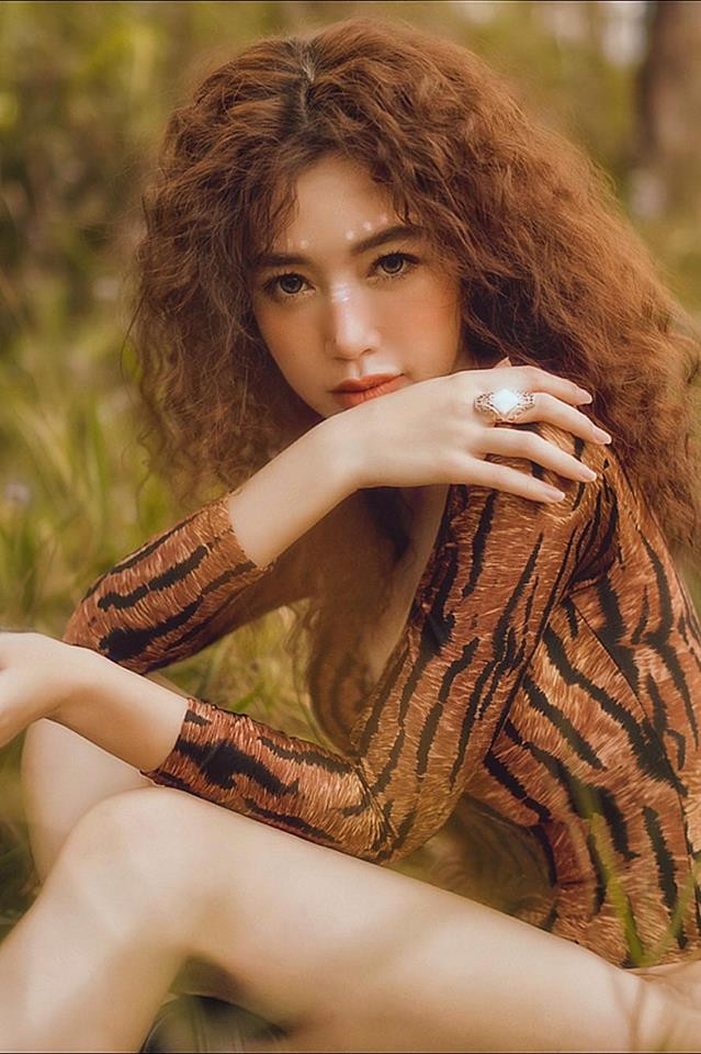 Ngắm nhìn cơ thể không chút mỡ thừa của Elly Trần, nhiều người phải trầm trồ và tự hỏi "Cô ấy đã sinh 2 con rồi sao?".