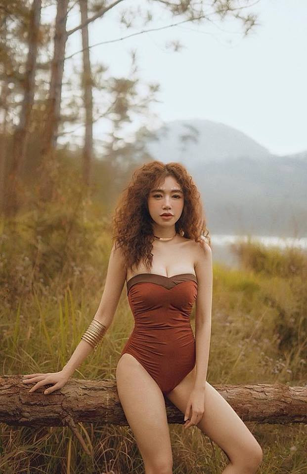 Dân gian vẫn có câu "Gái một con trông mòn con mắt" nhưng dường như điều này không ứng nghiệm với hot girl Elly Trần khi đã là gái 2 con nhưng vẫn khiến người khác phải mỏi mắt ngắm nhìn.