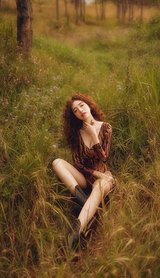 Trong trang phục bó sát gợi cảm khoe triệt để 3 vòng nóng bỏng của mình và dường như chưa có tác động gì của việc sinh nở đối với Elly Trần.