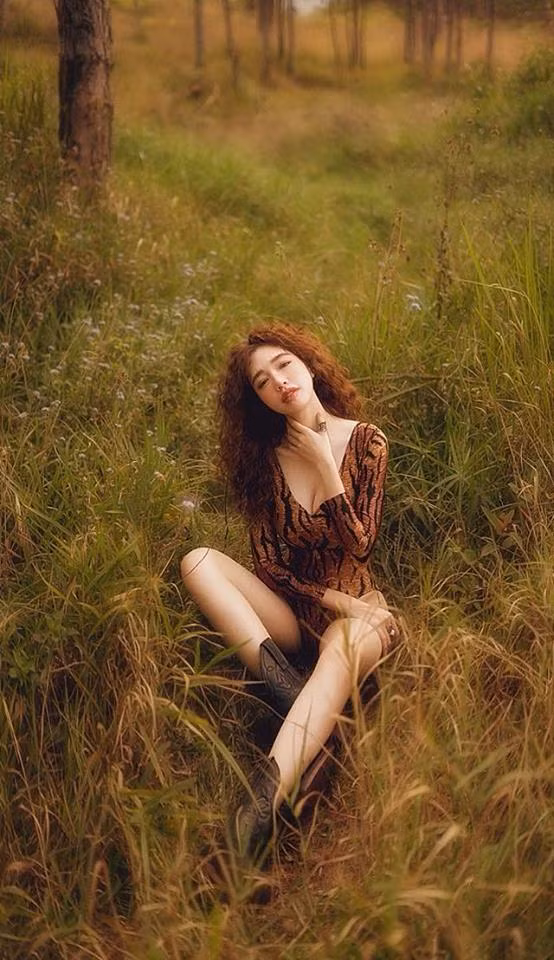 Trong trang phục bó sát gợi cảm khoe triệt để 3 vòng nóng bỏng của mình và dường như chưa có tác động gì của việc sinh nở đối với Elly Trần.