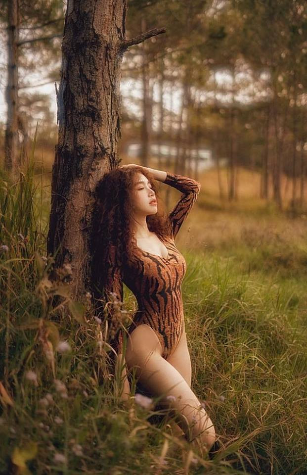 Mới đây, Elly Trần tiếp tục tung ra bộ ảnh mới với phong cách "bộ lạc" đầy hoang dã khiến người xem "mắt tròn mắt dẹt" vì quá quyến rũ.