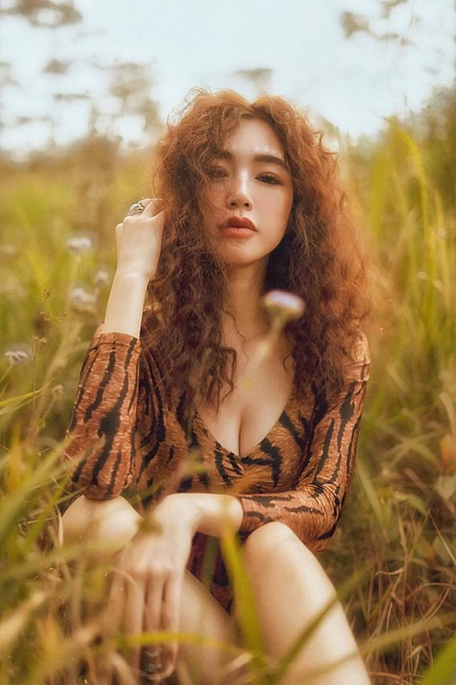 Năm nay đã 32 tuổi và có 2 con nhưng hot girl 2 con Elly Trần vẫn xinh đẹp và nóng bỏng như gái đôi mươi.