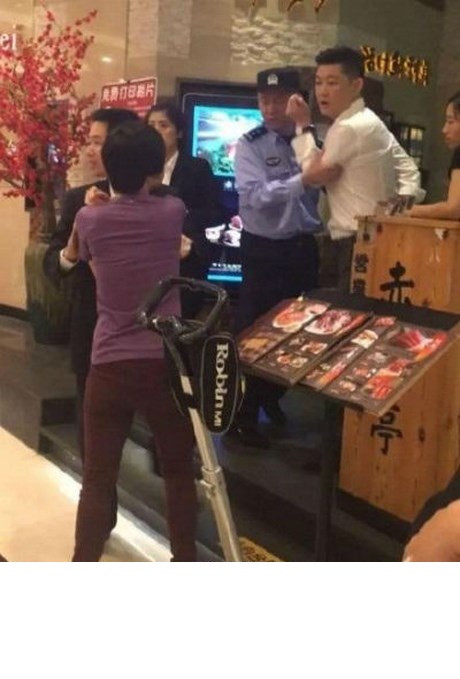 Được biết, nhà hàng này nằm trong khu vực cấm hút thuốc của trung tâm thương mại, ngoại trừ phòng hút thuốc được bố trí ở mỗi tầng. Vì thế, hành vi của viên quản lý trên là chưa đúng. Ngay sau khi clip được đăng tải đã khiến cộng đồng mạng phải dậy sóng và có những lời chỉ trích hết sức nặng nề với cách hành xử bị gọi là "côn đồ" của ông chủ cửa hàng Nhật Bản tại Thượng Hải.