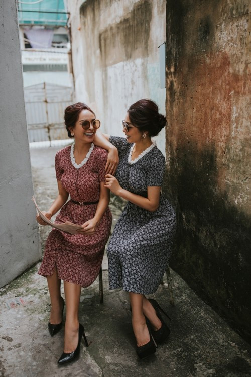 Trưng diện những trang phục theo phong cách cổ điển được phối tinh tế cùng mũ rộng vành, Thúy Hằng, Thúy hạnh đem đến hình ảnh những quý cô thập niên trong các giai thoại xưa cũ.