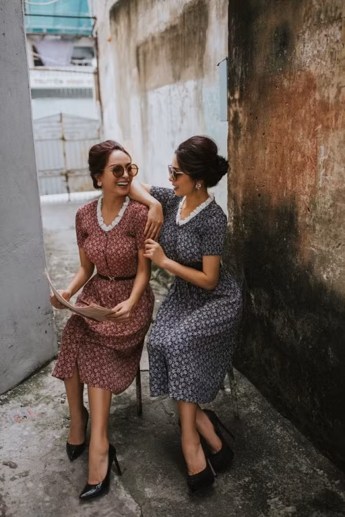 Trưng diện những trang phục theo phong cách cổ điển được phối tinh tế cùng mũ rộng vành, Thúy Hằng, Thúy hạnh đem đến hình ảnh những quý cô thập niên trong các giai thoại xưa cũ.