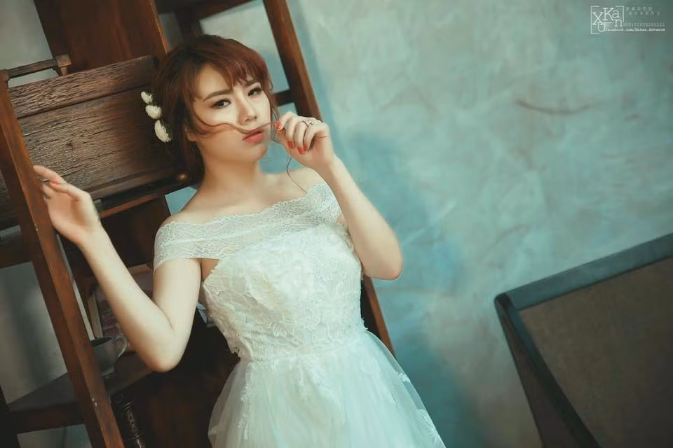 Trước bộ ảnh mỹ nhân ngư, Phương Vy cũng từng xây dựng hình ảnh đẹp kín đáo của mình trong bộ ảnh dưới nước được cư dân mạng đón nhận một cách nhiệt tình.