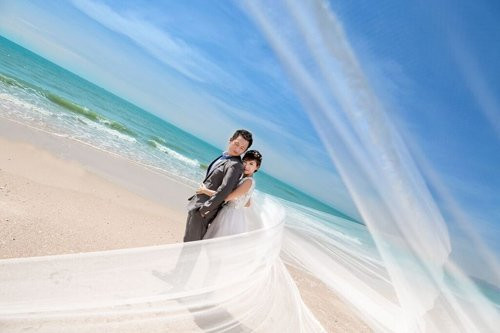 Theo giới thiệu của cô dâu Ann, công việc hiện tại của cô là làm quản lý dự án cho một công ty quảng cáo, còn ông xã đang làm quản lý mua bán hàng hoá xuất nhập khẩu và cả hai cùng sống và làm việc tại Singapore.