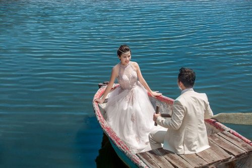 Điều đặc biệt của cặp đôi này không chỉ ở ý tưởng chụp hình độc đáo mà còn ở tình yêu không phân biệt tuổi tác của họ. Theo tiết lộ của cô dâu, năm nay chị 37 tuổi, còn chú rể 32 tuổi. Tuy hơn kém nhau 5 tuổi nhưng điều đó chưa bao giờ khiến cặp đôi phiền lòng. Ngược lại, tình yêu “không biên giới” khiến họ luôn hiểu nhau và luôn dành cho nhau sự ngọt ngào, lãng mạn.