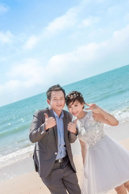 Bộ ảnh cưới như một thước phim ghi lại hình ảnh của một chuyến đi chơi vui vẻ, cùng nhau tận hưởng không khí trong lành trên biển của đôi vợ chồng người Singapore.