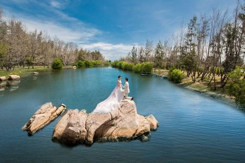 Chia sẻ về lý do chọn biển Việt Nam là nơi lưu giữ kỷ niệm hạnh phúc trong bộ ảnh cưới, cô dâu Ann cho biết: “Một người bạn tại Singapore của tôi từng chụp ảnh của Sam (tên của nhiếp ảnh thực hiện bộ hình này). Ngay khi xem xong bộ ảnh của người bạn, tôi rất thích những bức hình này và yêu luôn cả thiên nhiên Việt Nam nên chúng tôi quyết định bay sang đây để chụp ảnh cưới".