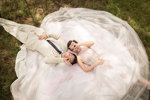 Anh Sam Nguyễn, người thực hiện bộ ảnh cho cặp đôi cho biết, anh rất bất ngờ khi vợ chồng chị Ann từ bên Singapore lại muốn chụp hình cưới ở Việt Nam.