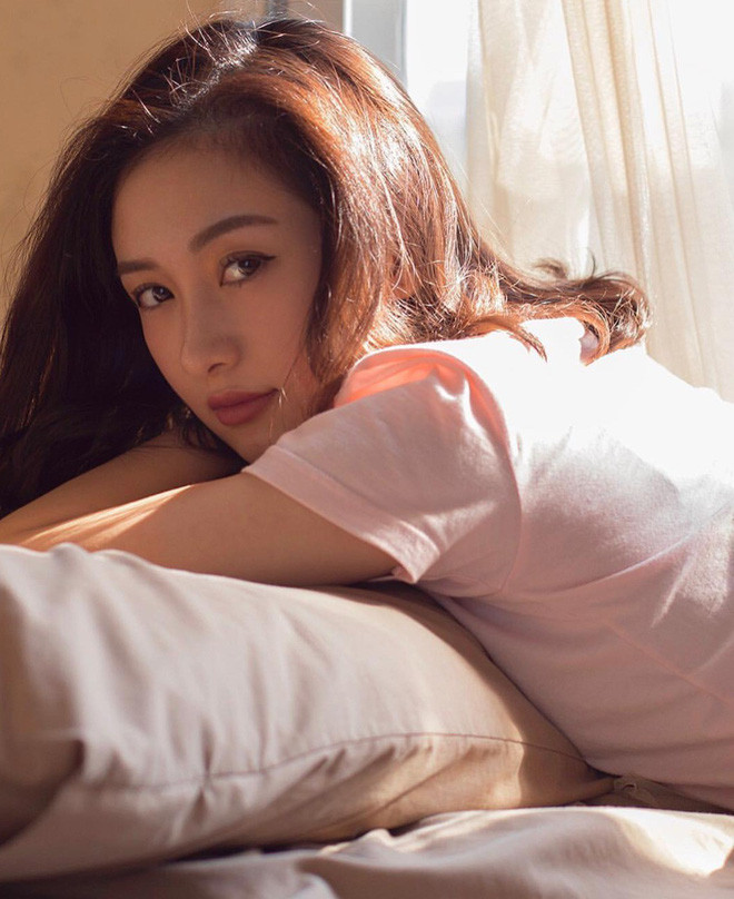 Theo nhận xét của nhiều người, Jun Vũ là hot girl khá chăm thay đổi ga giường bởi mỗi bức ảnh cô nàng này đăng tải đều thấy những chiếc giường mới và rất hợp tông với màu quần áo cô đang mặc.