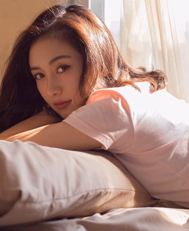 Theo nhận xét của nhiều người, Jun Vũ là hot girl khá chăm thay đổi ga giường bởi mỗi bức ảnh cô nàng này đăng tải đều thấy những chiếc giường mới và rất hợp tông với màu quần áo cô đang mặc.