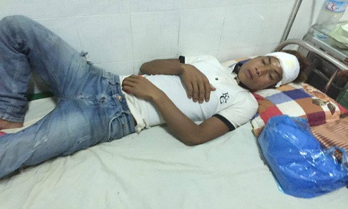 Nam thanh nien bi vay danh nhu tu vi… nhin mat lao