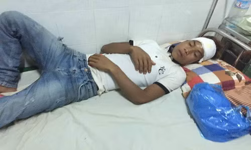 Nam thanh nien bi vay danh nhu tu vi… nhin mat lao