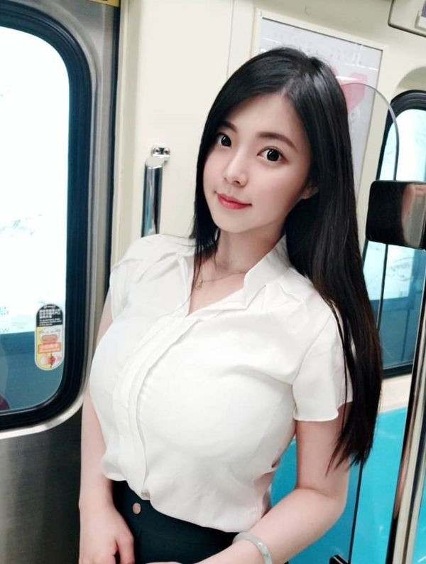 Ngay lập tức, cư dân mạng đã bắt tay truy lùng danh tính của hot girl vòng 1 khủng này. Và kết quả thực sự khiến người ta không thất vọng. Cô nàng tên Trần Nghiên Quân, đến từ Gia Nghĩa, Đài Loan.