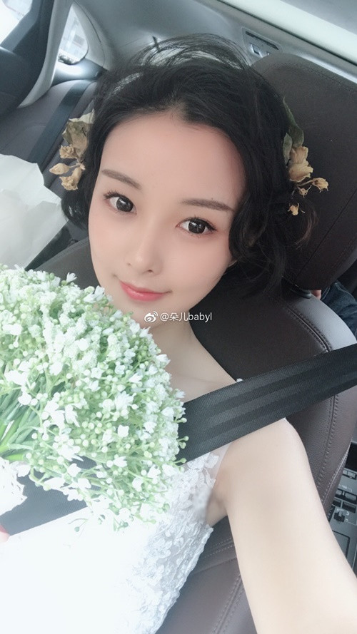 Cho đến hiện tại, Đóa Nhi vẫn chưa có lời giải thích với những bức ảnh bị dân mạng "soi" kĩ. Tuy nhiên, dù những bức ảnh trên có phải là "hàng giả" hay không thì cô gái trông tiệm net trên đang là nhân vật có sức hút rất lớn đối với cư dân mạng.