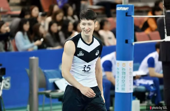 Sở hữu chiều cao 1m98, cùng khuôn mặt đầy nam tính, chàng trai sinh năm 1986 - Moon Sung Min đã khiến nhiều con tim của các nữ cư dân mạng phải đổ gục vì mình và phải đặt cho anh những biệt danh khá kêu như " nam thần bóng chuyền xứ Hàn" hay "mỹ nam bóng chuyền".