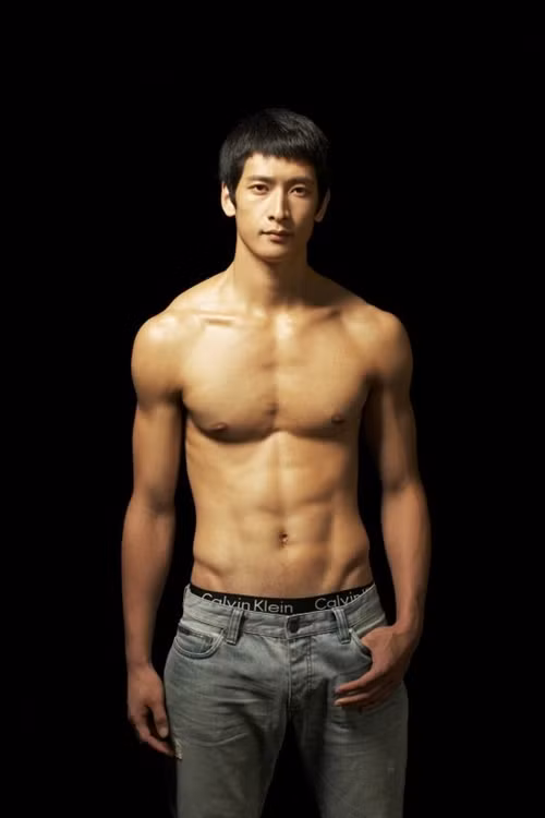 Chưa dừng lại bằng vẻ đẹp từ khuôn mặt, Moon Sung Min còn chinh phục những người hâm mộ khó tính nhất bằng cơ thể với những múi cơ hoàn hảo. Những khối cơ do ăn tập của chàng mỹ nam bóng chuyền khiến nhiều cánh mày râu phải ghen tỵ và ao ước sở hữu.