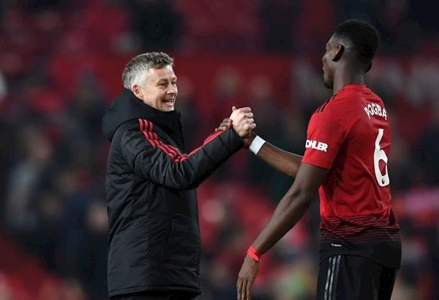 Chuyển nhượng cầu thủ từ Gianluca Di Marzio cho biết, người đại diện Juventus đã bay đến London để bàn bạc với Chelsea về trường hợp của Maurizio Sarri. Bên cạnh đó cũng muốn thương thảo với đại diện M.U về tương lai của Pogba.