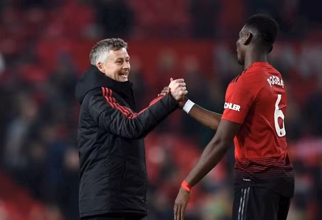 Chuyển nhượng cầu thủ từ Gianluca Di Marzio cho biết, người đại diện Juventus đã bay đến London để bàn bạc với Chelsea về trường hợp của Maurizio Sarri. Bên cạnh đó cũng muốn thương thảo với đại diện M.U về tương lai của Pogba.