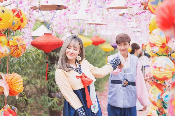 Cũng theo chia sẻ của Yến Tatoo, bộ ảnh này cũng là để đánh dấu kỉ niệm với Đức Anh và cũng như một lời cám ơn khi cậu bạn thân này luôn ở bên và sẻ chia, hỗ trợ cho cô bạn 9X này trong những lúc khó khăn.