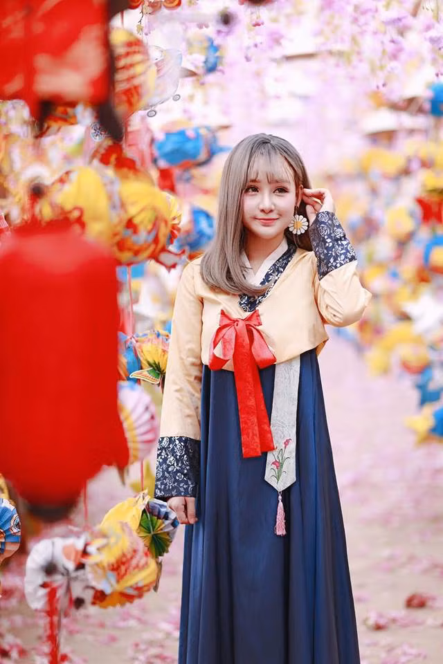 Cũng trong bộ ảnh của mình, Yến Tatoo cũng thử sức với bộ trang phục truyền thống của Hàn Quốc là Hanbok.