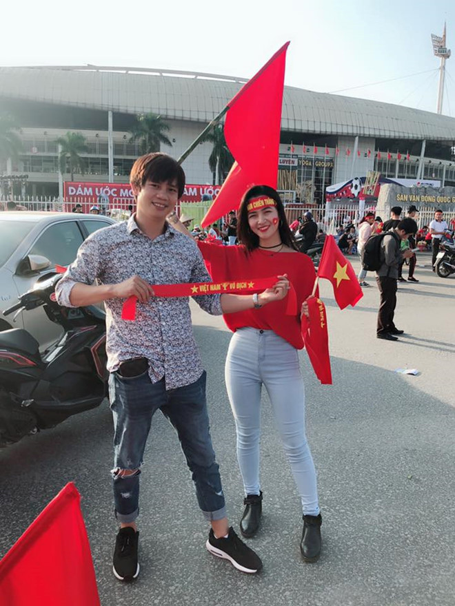 Trước đó, vẻ ngoài nổi bật của Ngô Quỳnh Ngân (24 tuổi) bên ngoài sân vận động Mỹ Đình liên tục lọt vào ống kính từ nhiều người. Thậm chí, nhiều nam CĐV cũng xin chụp ảnh với 9X này trước khi trận đấu bắt đầu.