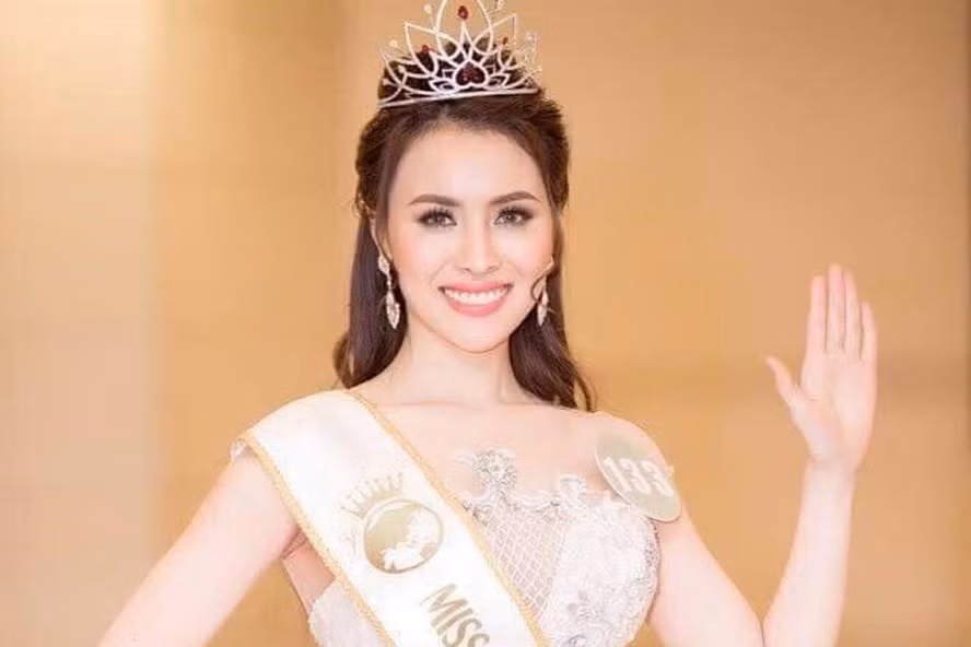 Ngược lại ở phía bên kia, nhiều dân mạng lại cho rằng họ thấy thông tin Thư Dung dính vào đường dây mại dâm là khá có cơ sở như việc dám chụp những bộ ảnh phản cảm như trên thì việc gì còn không dám làm. Trước đây đã chứng kiến không ít những người đẹp vì đồng tiền mà sa ngã và đi vào con đường nhơ nhuốc.