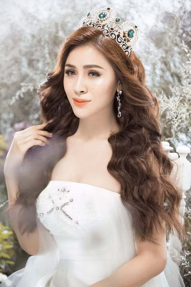 Nickname Hoa Minh chia sẻ: "Tiếc cho em thật, đang có một cuộc sống mà nhiều người mong ước nay lại sa chân vào vũng bùn thì bao nhiêu cố gắng của em sẽ tiêu tan. Gia đình em sẽ khó "ngẩng mặt" lên mà sống được. Dù chưa biết sự thật ra sao nhưng nếu có vậy thật thì cũng chia buồn thực sự".