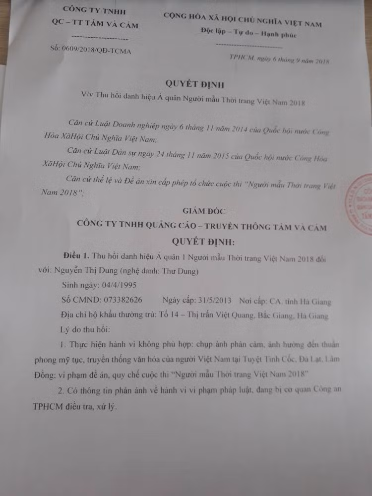  Á hậu Thư Dung tên đầy đủ là Nguyễn Thị Dung (4/4/1995) cô nàng này đã đăng quang giải Á hậu 1 Người mẫu Thời trang Việt Nam năm 2018. Mới đây, trên MXH thông tin Thư Dung bị thu hồi danh hiệu này đã được truyền đi nhanh chóng, kèm theo đó là vô vàn những ý kiến trái chiều cũng được dân mạng đưa ra.