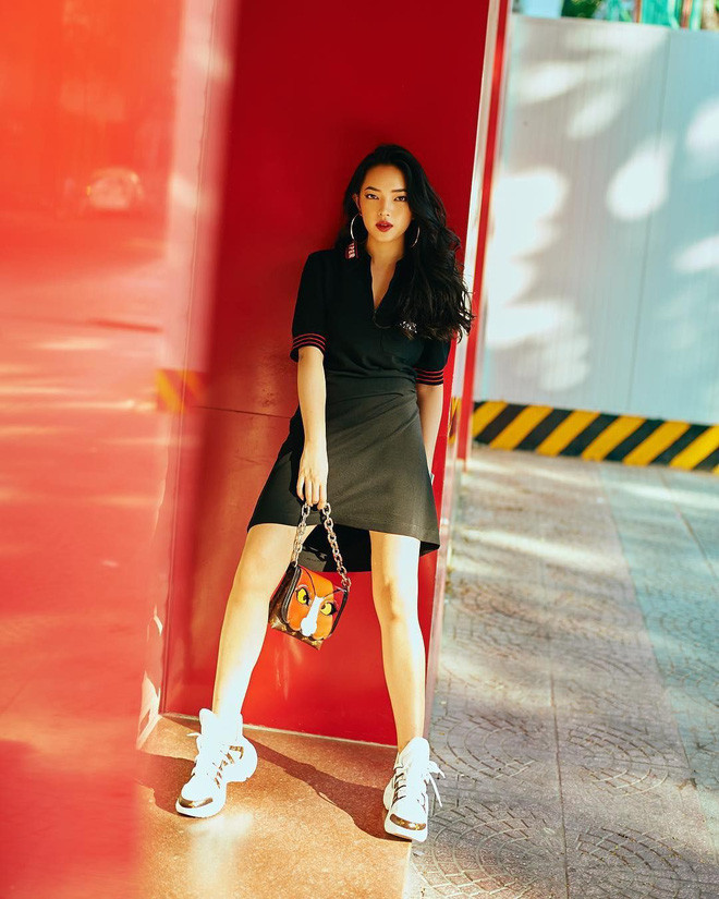 Chưa dừng lại ở đó, hết xuýt xoa với nhan sắc cũng như độ nổi tiếng của Châu Bùi, tác giả còn đưa ra nhận xét gương mặt thu hút cùng đôi mắt đẹp của cô nàng có những nét rất giống với Song Hye Kyo.