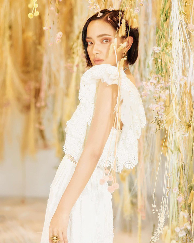 Sức hút của Châu Bùi dường như đã khiến tác giả bài viết cũng phải dè chừng và không ngừng miêu tả hết sức tích cực về cô. Cụ thể, QQ giới thiệu Châu Bùi năm nay mới 22 tuổi nhưng đã trở thành một trong những fashion bollger đình đám nhất nhì Đông Nam Á từ nhiều năm nay.