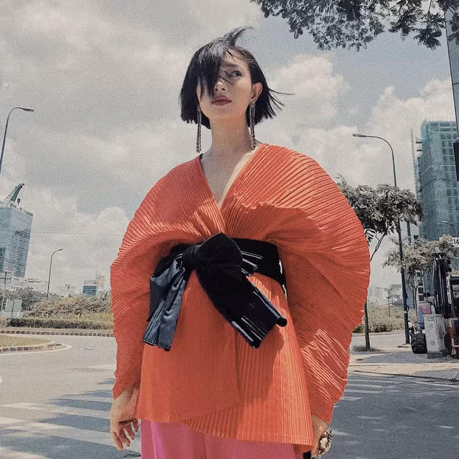 Hot girl Châu Bùi là cô nàng nổi tiếng, xinh đẹp, kiếm tiền giỏi và vô cùng đa năng ở những lĩnh vực mình tham gia vào như người mẫu ảnh hay blogger beauty.