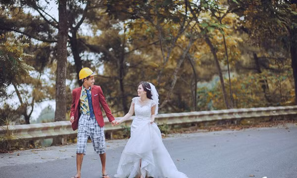 Chia sẻ về chuyện tình cảm của mình trên trang cá nhân, chú rể Quốc Viết cho biết hai vợ chồng quen nhau đã lâu và yêu trong hoàn cảnh phải xa nhau nhiều. Tuy nhiên, cả hai đều rất ít khi giận hờn vu vơ, thay vào đó, cả hai luôn tạo cho nhau những tiếng cười và sự thoải mái, tin yêu nhau.