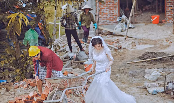 Trong khi nhiều cặp đôi khác chọn những địa điểm lãng mạn trên rừng, dưới biển để chụp ảnh cưới nhưng cặp đôi người Hà Tĩnh Quốc Viết và Thúy Hạnh lại tìm đến công trường xây dựng để làm nền cho khoảnh khắc đáng nhớ nhất cuộc đời của mình.