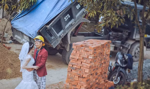 “Phụ kiện” chụp ảnh của cặp đôi người Hà Tĩnh này cũng thật đặc biệt, không phải là hoa cưới, gấu bông mà chính là chiếc xe rùa cùng gạch, đá vôi vữa trên một công trình xây dựng đang dang dở.