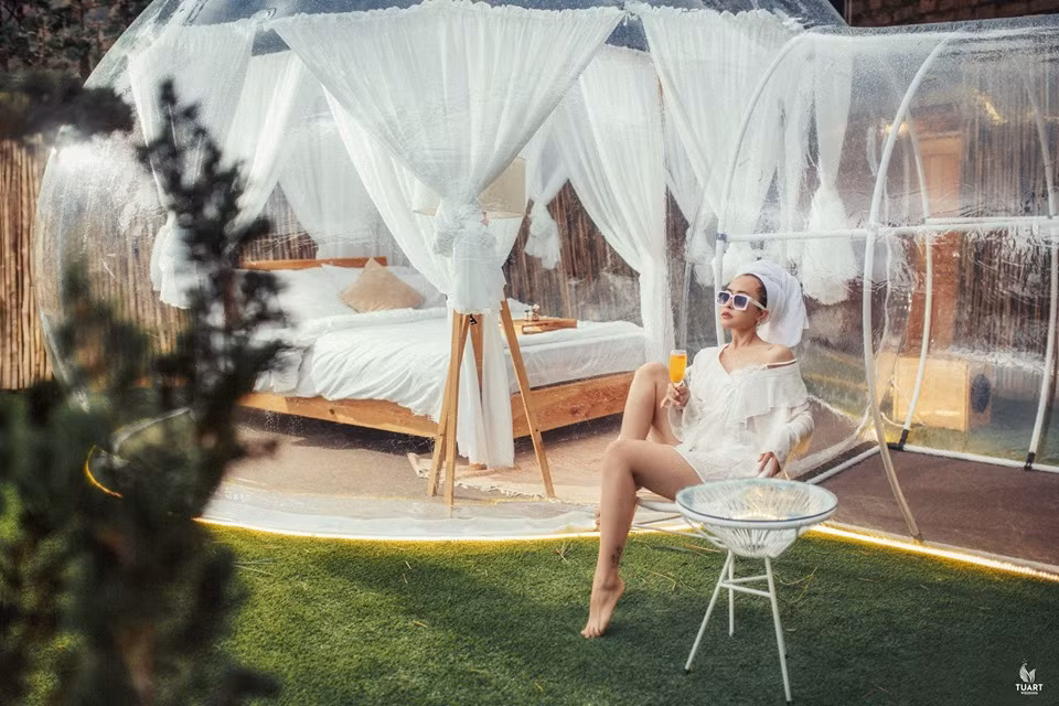 Phòng khách sạn bong bóng tọa lạc tại một khi resort tại Đà Lạt được thiết kế theo dạng bungalow. Căn phòng bong bóng vừa lộ diện tại đây đang gây bão khắp cộng đồng mạng, đặc biệt đối với những ai là tín đồ du lịch của thành phố sương mù.