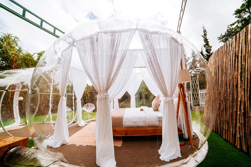 Vừa mới xuất hiện, phòng bong bóng tại Đà Lạt nhanh chóng kín phòng. Đặc biệt khu resort trên còn chú thích thêm phòng bong bóng sẽ có đầy đủ tiện nghi như rèm cửa, tủ quần áo, giường ngủ cho 2 người, bên ngoài có hệ thống nhà vệ sinh với bồn tắm, vườn cây, võng đan, bàn ghế ngoài trời…