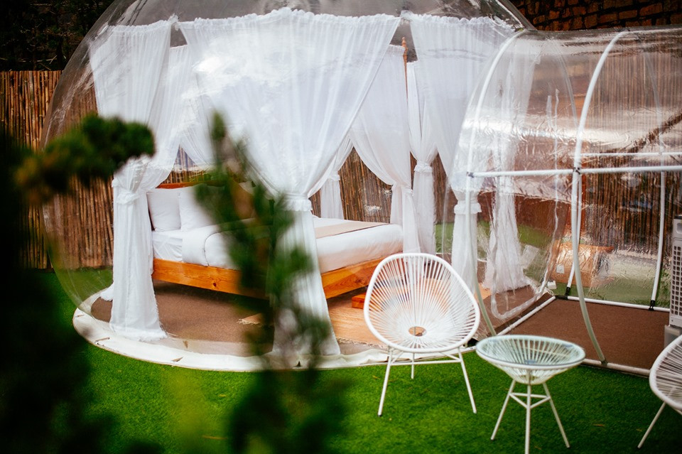 Bên dưới phần bình luận trên bài share của một fanpage về Đà Lạt nổi tiếng, đa số cư dân mạng đều bày tỏ sự thích thú và tò mò khi lần đầu tiên mô hình lưu trú độc đáo này xuất hiện tại Việt Nam.