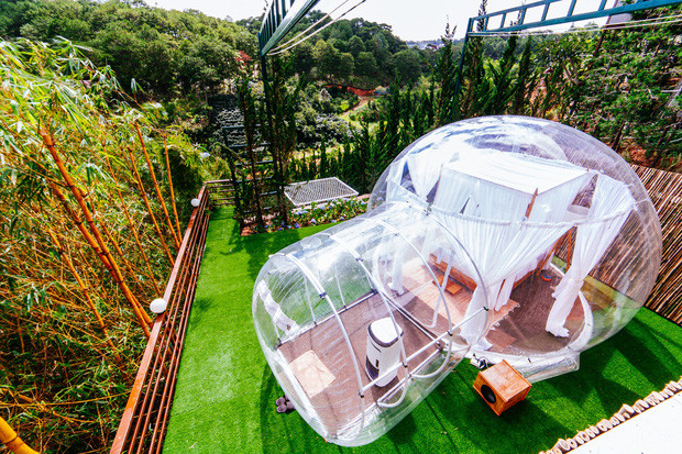 Một số khác còn chê resort này đang "nối bước" của nhiều tọa độ du lịch khác ở Đà Lạt khi tiếp tục rước thêm góc check-in nổi tiếng từ nước ngoài về để "câu" khách. Tuy nhiên, ngay lập tức ý kiến này đã bị phản bác bởi những dân mạng bởi họ cảm thấy thích thú với loại hình du nhập này.