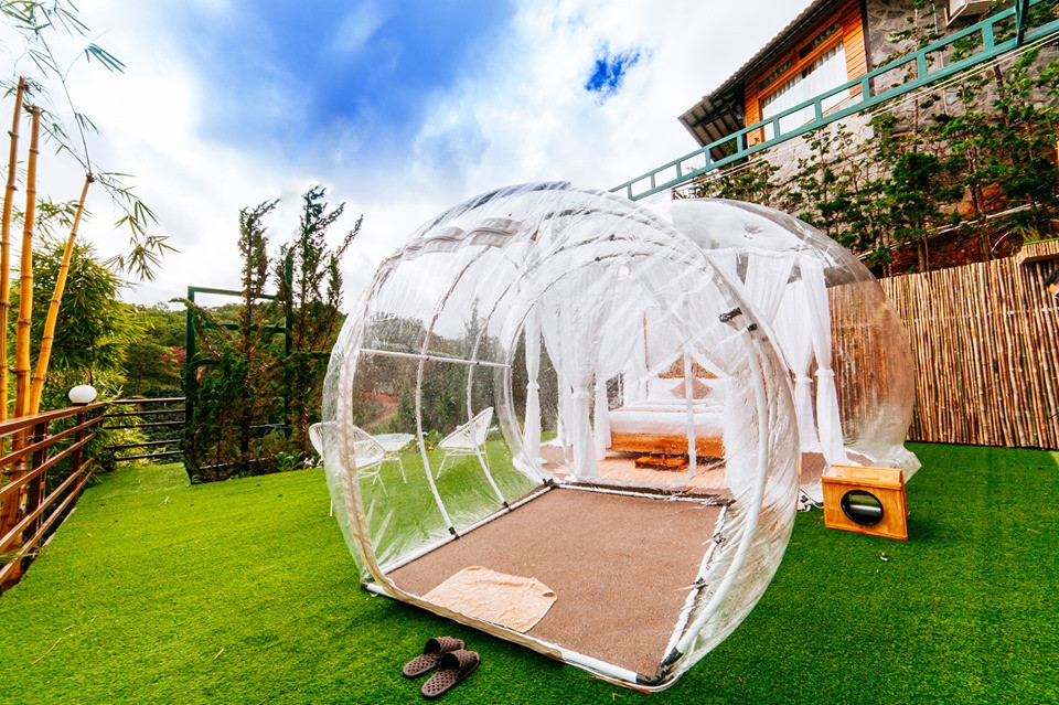 Không giống với khách sạn bình thường, những phòng khách sạn bong bóng nằm ngay giữa không gian thiên nhiên tuyệt đẹp. Mỗi quả bong bóng khổng lồ sẽ ở được từ 2 đến 3 người với đầy đủ tiện nghi. Cảm giác được cuộn tròn trong chăn ấm, vươn mắt nhìn ra xa là cảnh đẹp của núi rừng, hướng mắt lên trên là hàng ngàn vì sao lấp lánh từng làm dậy sóng mạng xã hội một thời gian dài.