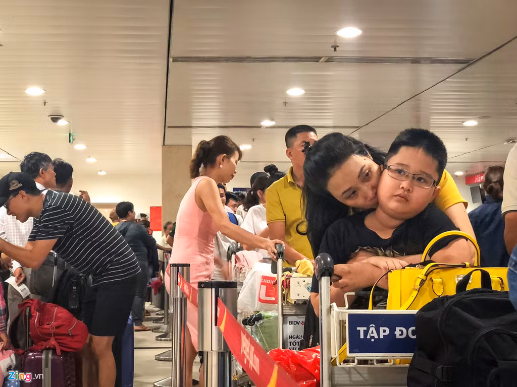 Có chuyến bay đi về quê ở Hải Phòng vào lúc 6h nhưng ngay từ 3h30, hai mẹ con chị Nguyễn Duy Hương (ngụ quận 6) đã có mặt tại sân bay. "Theo kinh nghiệm các năm trước, tôi biết ngày lễ sẽ rất đông nên cố tình đi sớm nhưng vẫn phải chờ lâu quá", chị Hương cho biết.