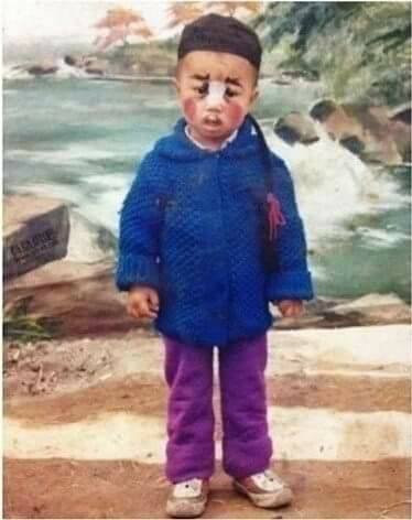 Không chỉ có búp bê, nhiều bạn trẻ còn lục được tấm ảnh của mình chẳng khác gì "cương thi".