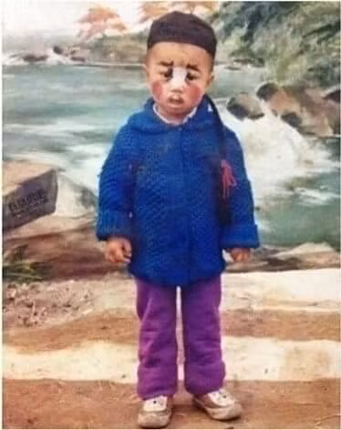 Không chỉ có búp bê, nhiều bạn trẻ còn lục được tấm ảnh của mình chẳng khác gì "cương thi".