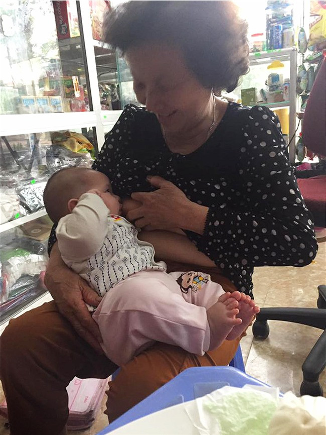 Theo người con dâu trên đăng tải, đây là những khoảnh khắc đẹp của 2 bà cháu nên chị chia sẻ lên đây. Hơn nữa, với mẹ chồng của mình, Phương Nguyễn thật sự cảm phục.