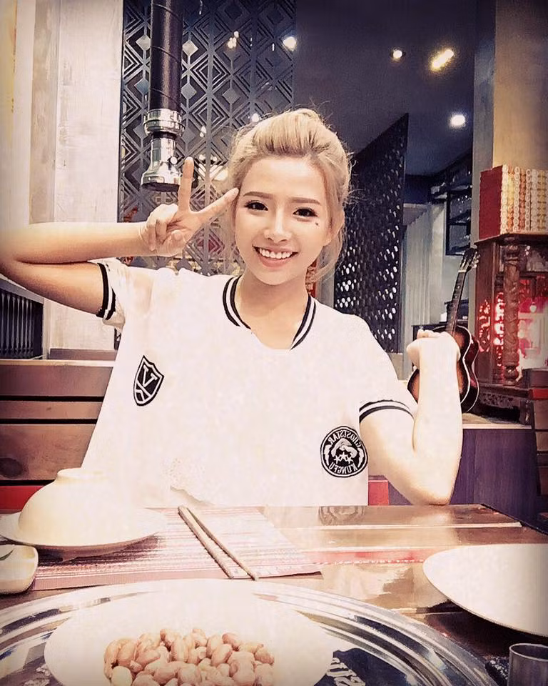 Huỳnh Khánh Vy sinh năm 1994, từng theo học chuyên ngành mầm non, trường CĐ Sư phạm Trung ương 2 Nha Trang. Tuy nhiên, cô bạn 9X này đã sớm nhận ra mình hợp với con đường kinh doanh nên đã quyết định sớm nghỉ học để theo đuổi đam mê này.