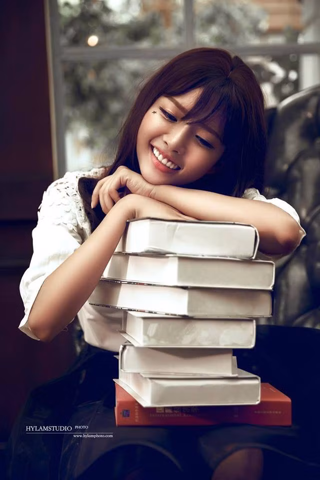 Những công việc chủ yếu của cô hot girl "phố biển" này vẫn là kinh doanh, buôn bán những mặt hàng mỹ phẩm online của mình.